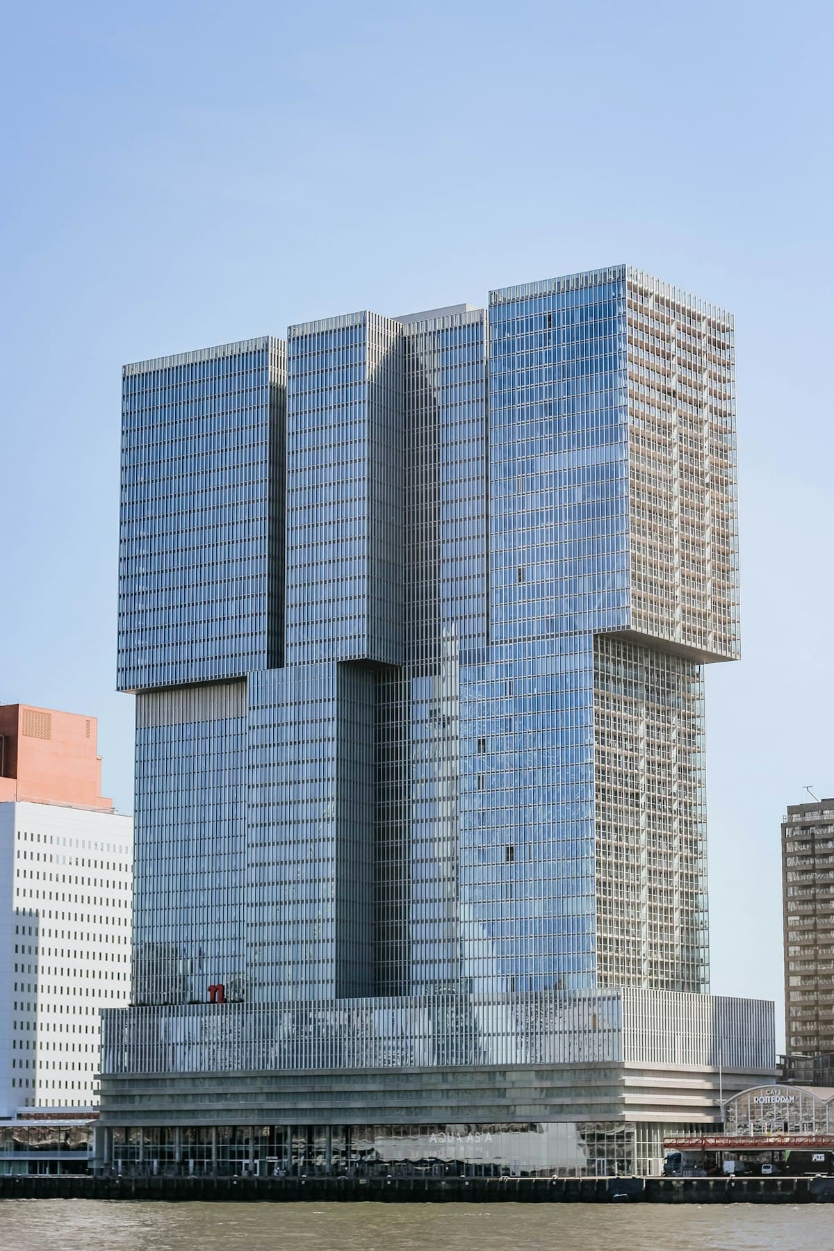 Rotterdam'da modern cam cepheli yüksek bir apartman
