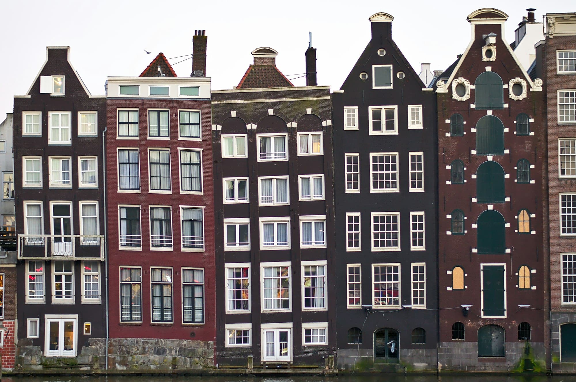 Amsterdam'da yan yana sıralanmış geleneksel kanal evleri